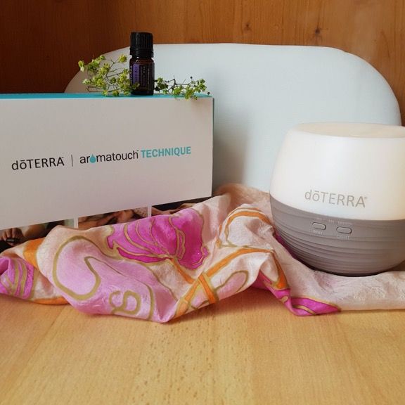 DoTerra Diffuser mit Aroma-Touch-Ölen auf Seidenschal