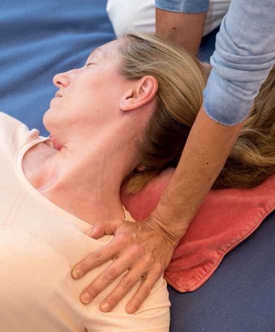 Shiatsu-Anwendung für Schulter und Nacken in Rückenlage