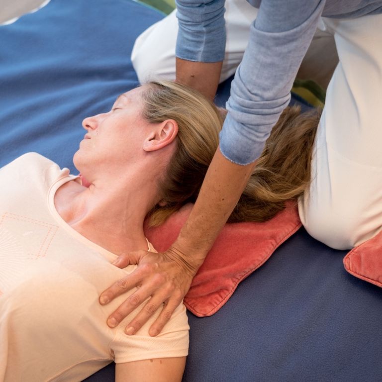 Shiatsu-Anwendung für Schulter und Nacken in Rückenlage